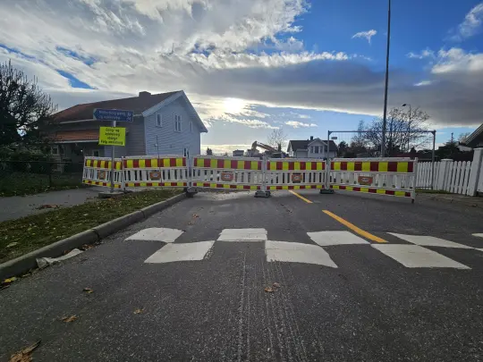 Hakabekkvegen er stengt. Foto: Christoffer Horsfjord Nilsen.