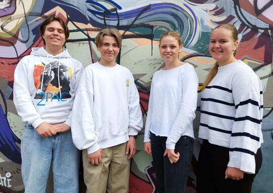 fire ungdommer foran street art