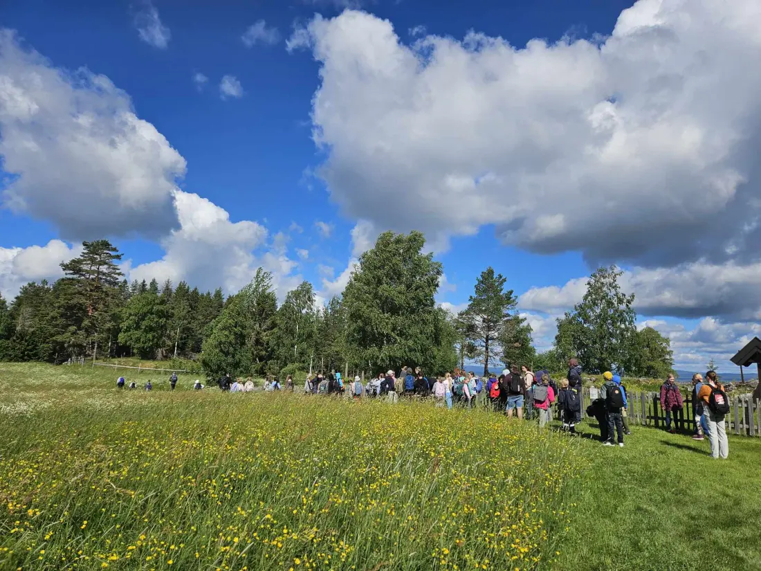 barn klar for å gå tur fra blomstereng