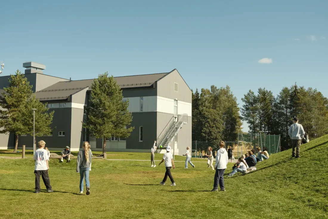 Barn som leker ute i skolegården.